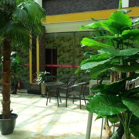 Xinhang Hotel Урумчи Экстерьер фото